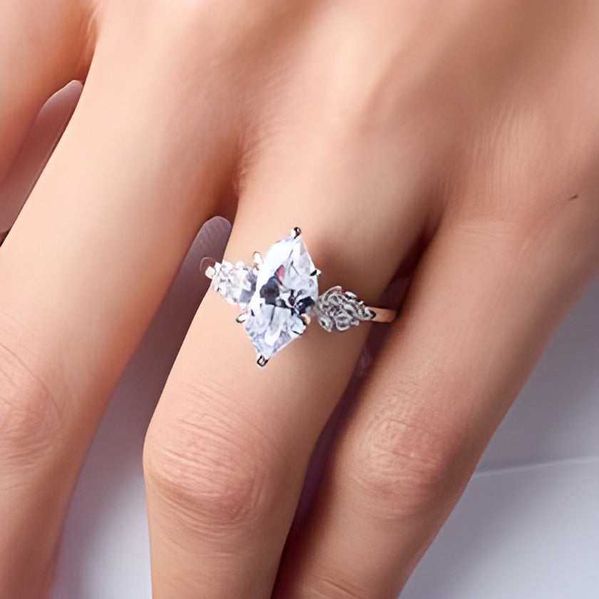 3.33 ct. Gesamtgewicht Verlobungsring mit Labordiamant im Marquise-Schliff und seitlichem Besatz in 14K Weißgold (F/VS2)