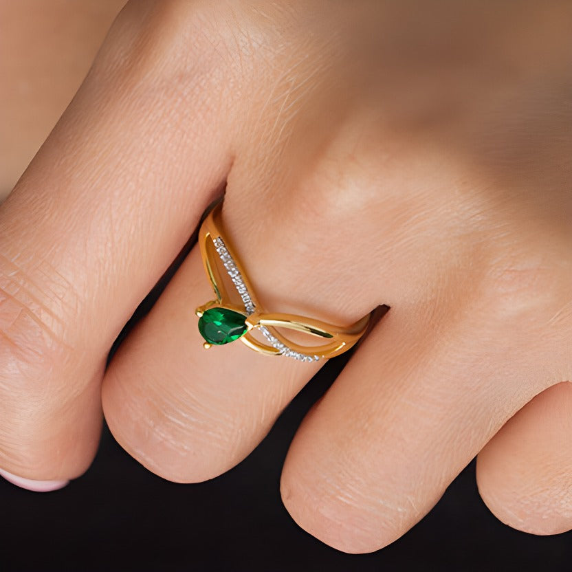 Freundschaftsring für Damen mit tropfenförmigem Labor-Smaragd und 0,05 ct. Gesamtgewicht Diamanten in 10K Gelbgold