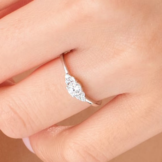 0,33 ct. Gesamtgewicht Diamant Solitär mit seitlichem Besatz Verlobungsring in 10K Weißgold