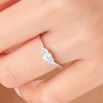 0,33 ct. Gesamtgewicht Diamant Solitär mit seitlichem Besatz Verlobungsring in 10K Weißgold