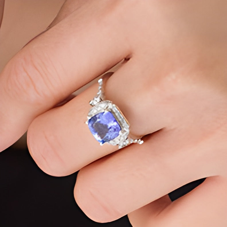8,0mm Tansanit im Kissenschliff und 0,5 ct. Gesamtgewicht Diamant Halo-Ring mit seitlichem Besatz in 14K Weißgold