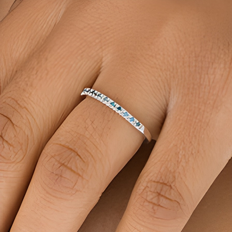 Memoire-Ring mit blauen Diamanten 0.1 ct. Gesamtgewicht in 14K Weißgold