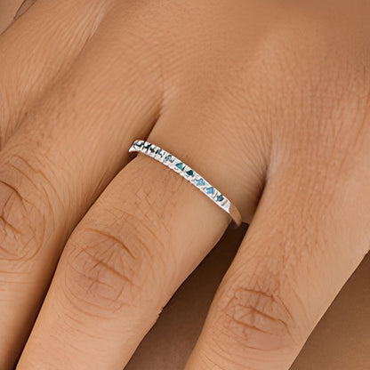 Memoire-Ring mit blauen Diamanten 0.1 ct. Gesamtgewicht in 14K Weißgold
