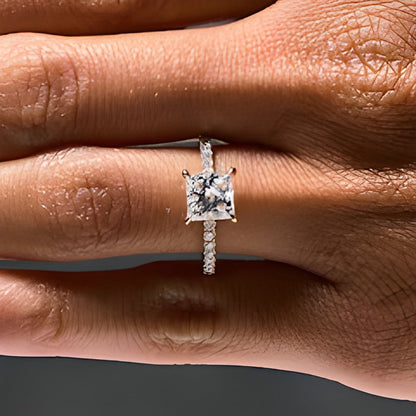2.5 CT. Gesamtgewicht Verlobungsring Solitär mit seitlichem Besatz mit Labordiamant im Princess-Schliff in 18K Gelbgold (D/IF)