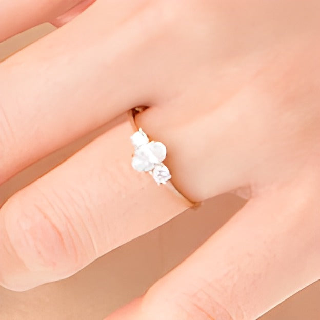 0,63 ct. Gesamtgewicht Dreistein-Verlobungsring mit Diamanten in Oval- und Rundschliff in 14K Gelbgold