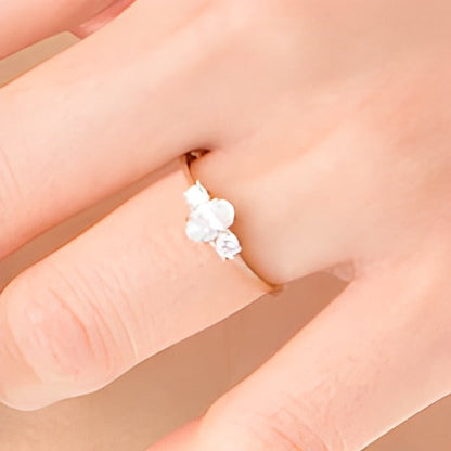 0,63 ct. Gesamtgewicht Dreistein-Verlobungsring mit Diamanten in Oval- und Rundschliff in 14K Gelbgold