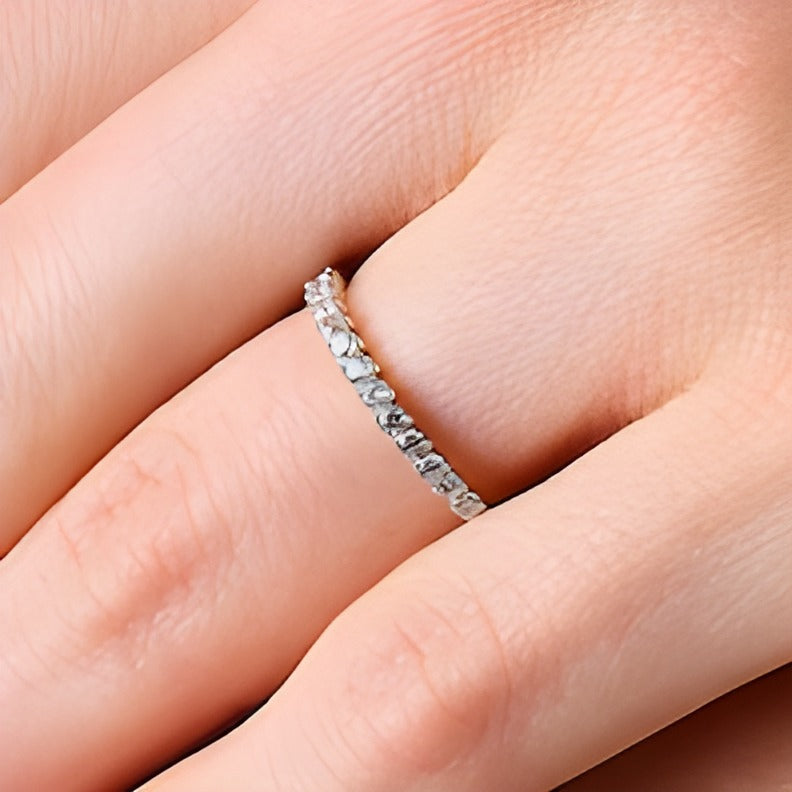 Memoire-Ring mit 0,33 ct. Gesamtgewicht Diamanten abgestuft und stapelbar in 10K Weißgold