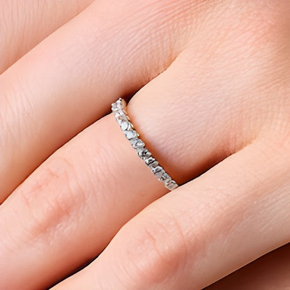 Memoire-Ring mit 0,33 ct. Gesamtgewicht Diamanten abgestuft und stapelbar in 10K Weißgold