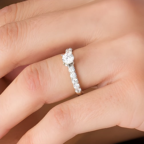 1.0 ct. Gesamtgewicht Diamant-Verlobungsring als Solitär mit seitlichem Besatz in 10K Weißgold