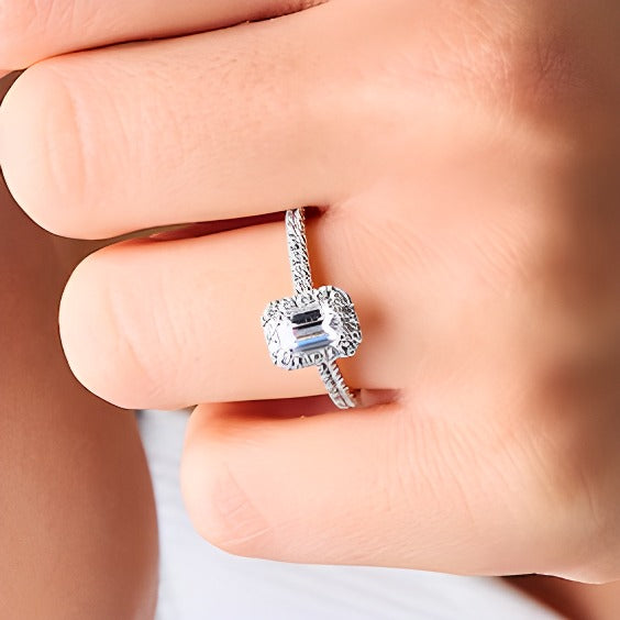 Verlobungsring 1.0 ct. Gesamtgewicht mit Labordiamanten im Smaragdschliff und Halo in 14K Weißgold (F/SI2)