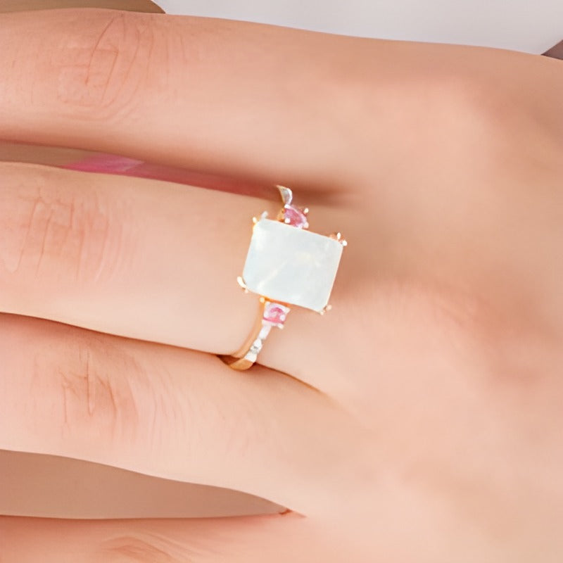 Dreistein-Ring mit Labor-Opal im Smaragdschliff und rosa Labor-Saphiren mit Diamant-Besatz in 10K Gelbgold