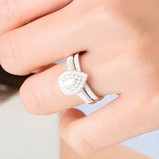 0,75 ct. Gesamtgewicht Braut-Set mit tropfenförmigem Diamant und doppeltem Halo in 14K Weißgold