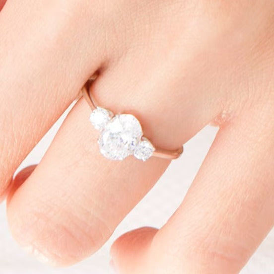 1.25 CT. Gesamtgewicht Dreistein-Verlobungsring mit Diamanten in Oval und rund in 14K Weißgold