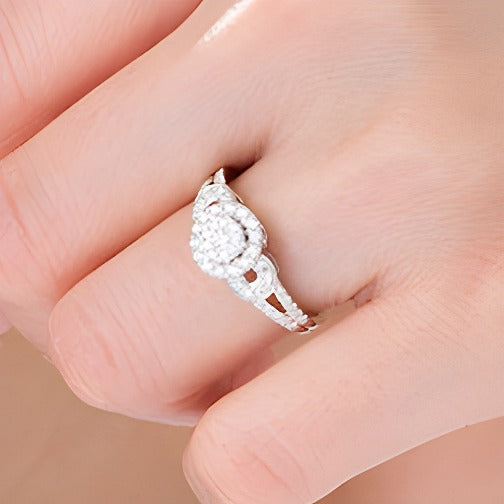 0.5 ct. Gesamtgewicht Diamant Verlobungsring mit Doppel-Halo und geteilter Schiene in 10K Weißgold