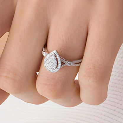 Multi-Diamant-Ring 0,5 ct. Gesamtgewicht mit tropfenförmigem Halo und geteilter Schiene in 10K Weißgold