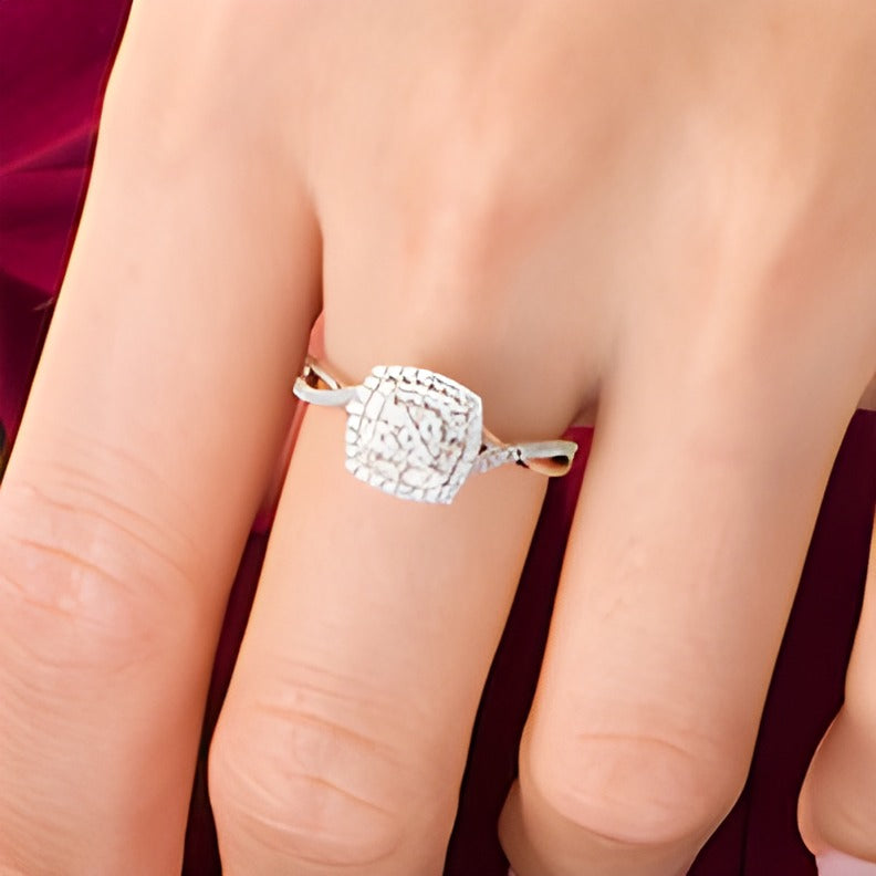 Fashion-Ring mit Diamanten in rund, Baguette und Kissenschliff, Kissenschliff-Rahmen und Crossover-Ringschiene, 0.33 ct. Gesamtgewicht, 10K Weißgold