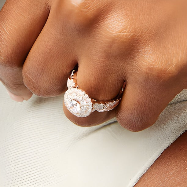 1.5 CT. Gesamtgewicht Diamant Verlobungsring mit ovalem Halo und doppelter Reihe in 14K Roségold (I/I2)