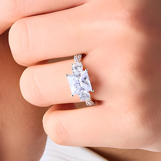 4.0 ct. Gesamtgewicht Dreistein-Verlobungsring mit Labordiamanten im Princess- und Rundschliff in Platin (F/SI2)