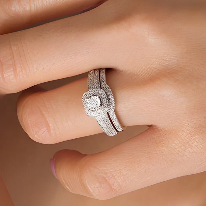 0,2 ct. Gesamtgewicht Diamant Brautset im Vintage-Stil mit Kissenschliff-Rahmen in 10K Weißgold