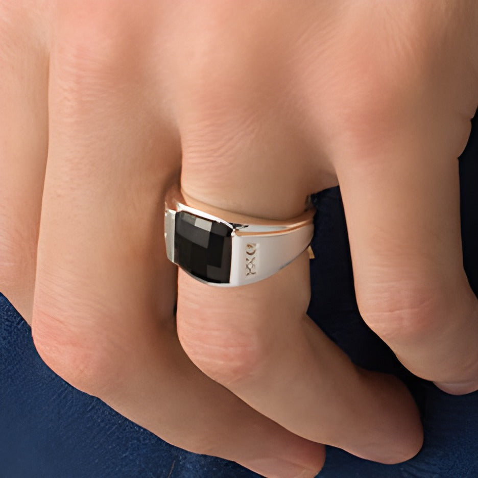 Fashion-Ring mit facettiertem Onyx im Rechteckschliff und Diamant-Besatz in 10K Weißgold