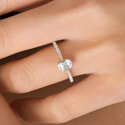 0.75 ct. Gesamtgewicht Verlobungsring mit Diamanten im Smaragdschliff und Halo in 14K Weißgold