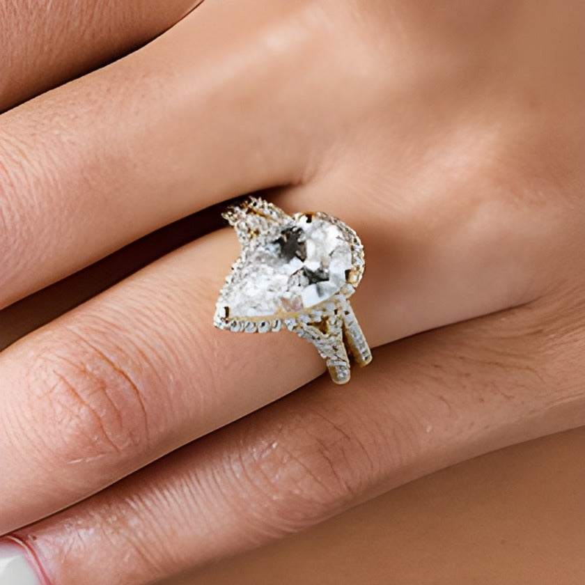 4.75 ct. Gesamtgewicht Braut-Set mit tropfenförmigem Labordiamant und Halo in 14K Gelbgold (F/VS2)