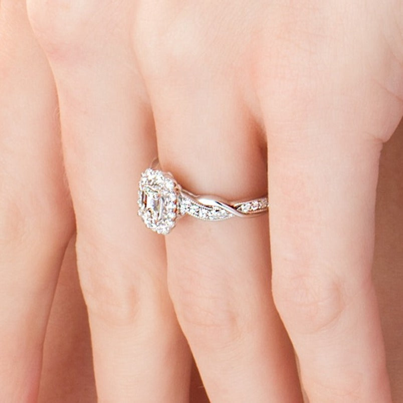 Verlobungsring im Vintage-Stil mit Diamanten im Smaragdschliff 0.75 ct. Gesamtgewicht, Halo, in 10K Weißgold