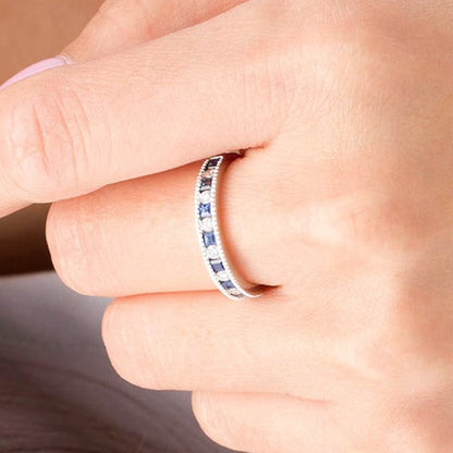 Fashion-Ring mit Princess-Saphir in Blau und Diamanten 0,2 ct. Gesamtgewicht, Milgrain-Rand, in 14K Weißgold