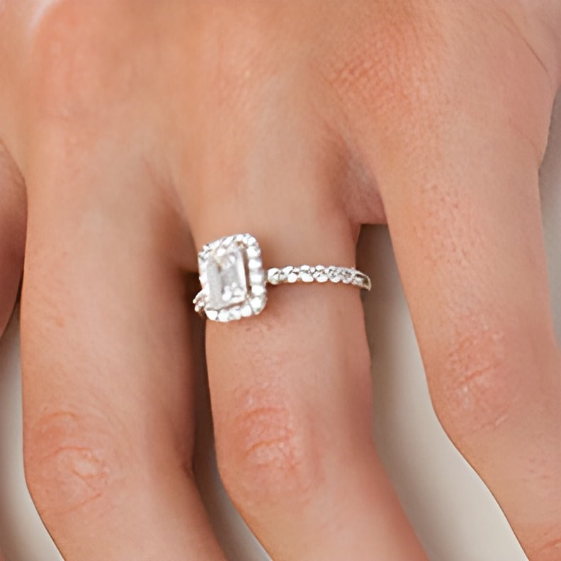 1.5 CT. Gesamtgewicht Verlobungsring mit Labordiamanten im Smaragdschliff und Halo in 14K Weißgold (F/VS2)