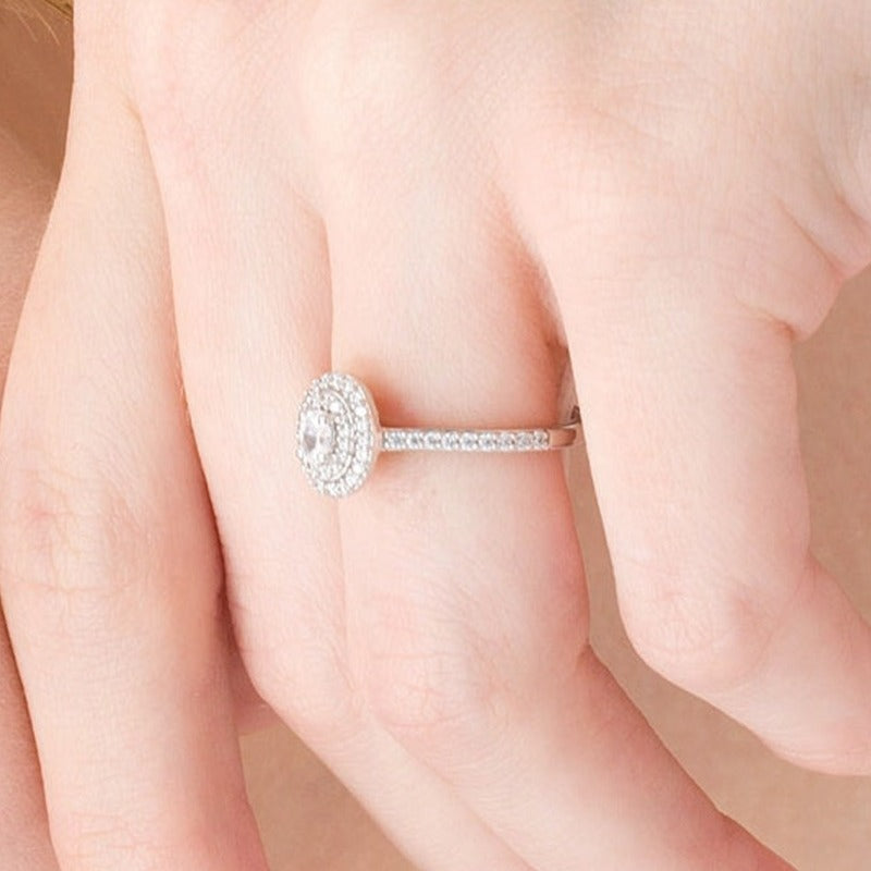 Verlobungsring mit ovalem Diamant und doppeltem Halo 0.5 ct. Gesamtgewicht in 10K Weißgold