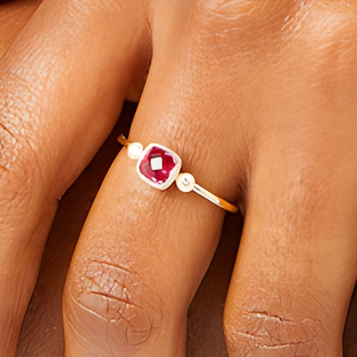 Ring im Vintage-Stil mit Labor-Rubin im Kissenschliff 5,0 mm und Diamant 0,05 ct. Gesamtgewicht in 10K Gelbgold