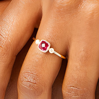 Ring im Vintage-Stil mit Labor-Rubin im Kissenschliff 5,0 mm und Diamant 0,05 ct. Gesamtgewicht in 10K Gelbgold