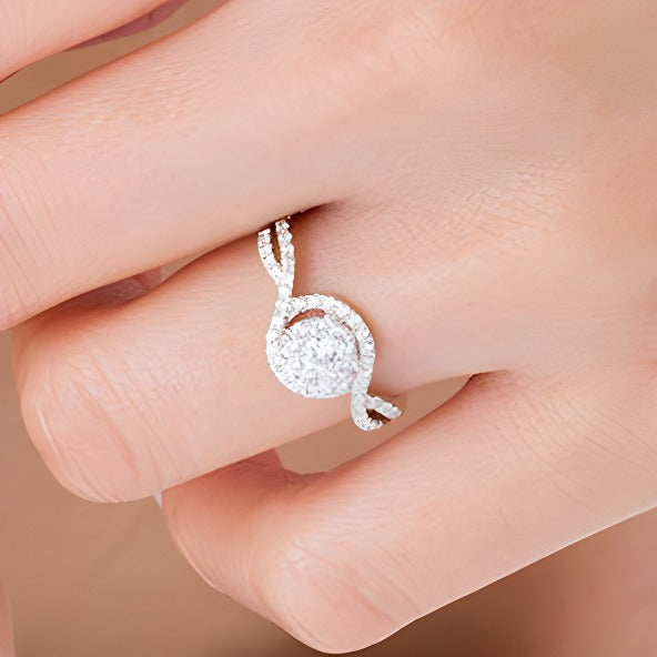 0,5 ct. Gesamtgewicht Diamant Halo Bypass Verlobungsring in 10K Weißgold