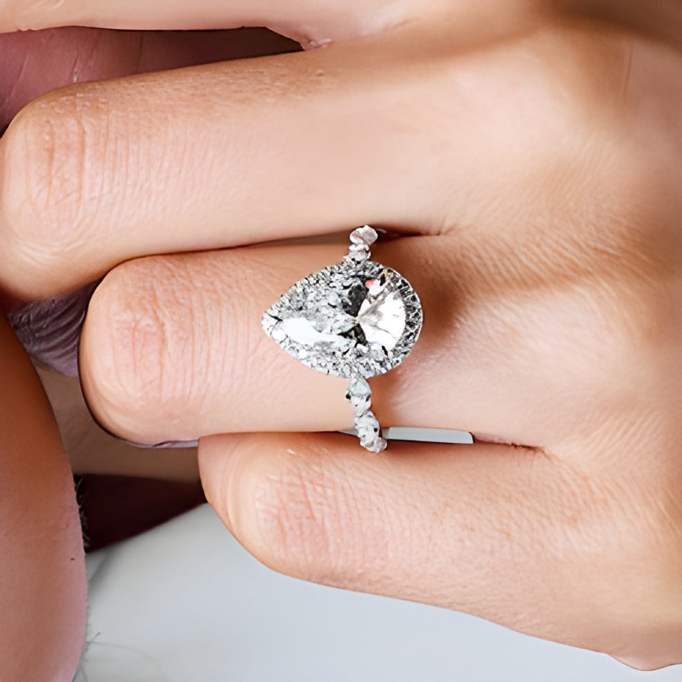 4.0 ct. Gesamtgewicht Verlobungsring mit tropfenförmigem Labordiamant und Halo in 14K Weißgold (F/VS2)