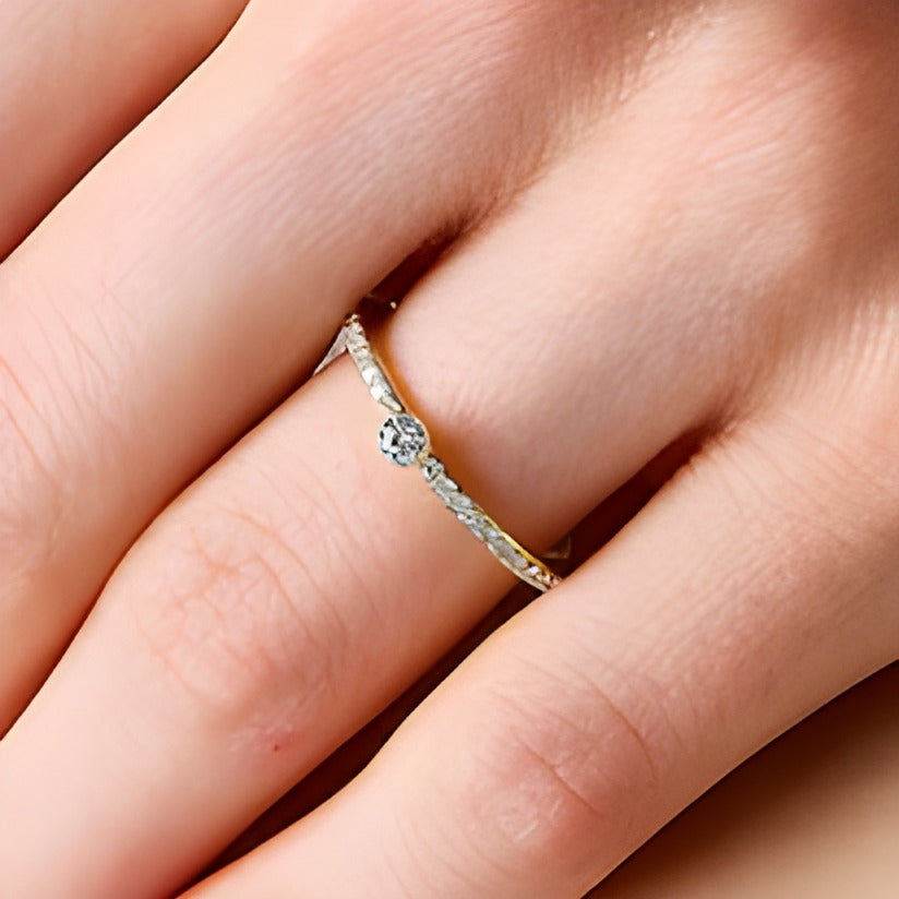 Memoire-Ring mit Diamanten 0,25 ct. Gesamtgewicht in Zargenfassung, stapelbar, aus 10K Gelbgold