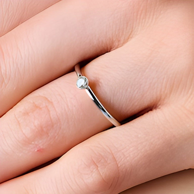 0,13 ct. Diamant Memoire-Ring mit Solitär in Zargenfassung, stapelbar, in 10K Weißgold (I/I2)