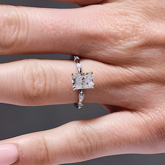 1,75 CT. Gesamtgewicht Verlobungsring mit Labordiamant im Radiant-Schliff, Solitär mit seitlichem Besatz, in 14K Weißgold (F/VS2)