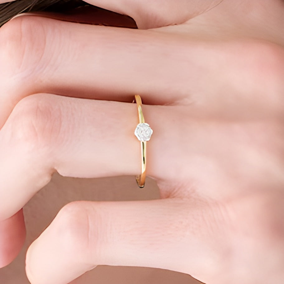 0,07 ct. Gesamtgewicht Komposit-Diamant Freundschaftsring mit kleiner Blüte in 10K Gelbgold