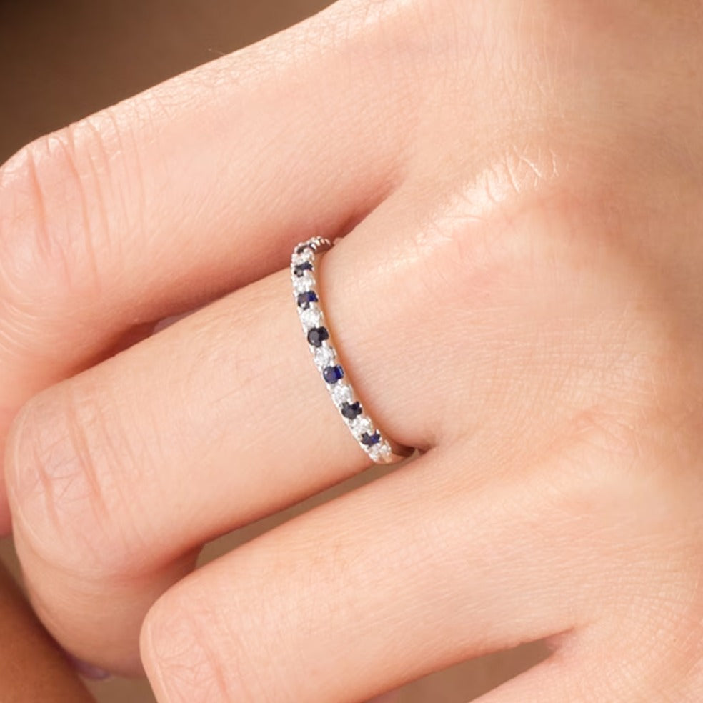 Blauer Saphir und Diamant 0,13 ct. Gesamtgewicht Stackable Ring in 14K Weißgold