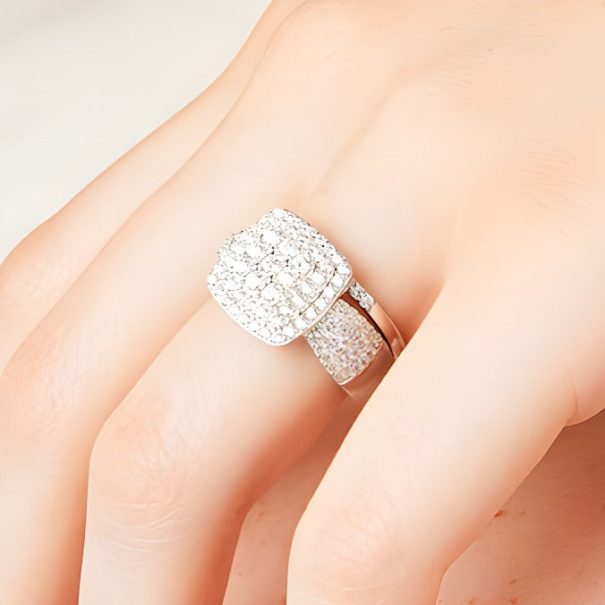 1.33 CT. Gesamtgewicht Kissenschliff Multi-Diamant Brautset mit Schleifen-Design in 10K Weißgold