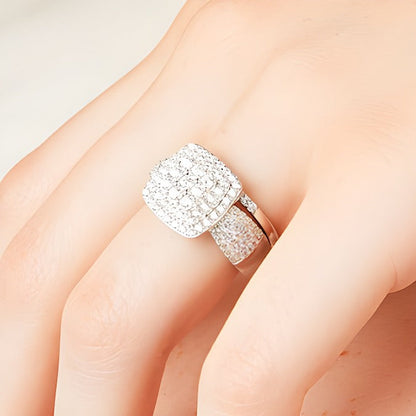 1.33 CT. Gesamtgewicht Kissenschliff Multi-Diamant Brautset mit Schleifen-Design in 10K Weißgold
