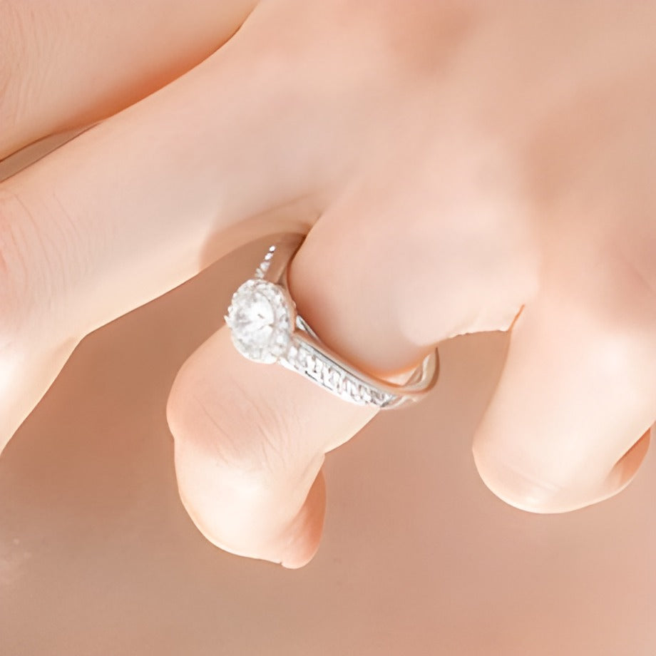 1.0 CT. Gesamtgewicht Diamant-Halo-Verlobungsring in 14K Weißgold