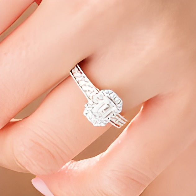 Halo-Verlobungsring mit weißen Diamanten im Smaragd- und Rundschliff, 1.0 ct. Gesamtgewicht, 14K Bicolor-Gold