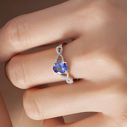 Ring mit ovalem Tansanit und 0,07 ct. Gesamtgewicht Diamanten und gedrehter Ringschiene in 10K Weißgold