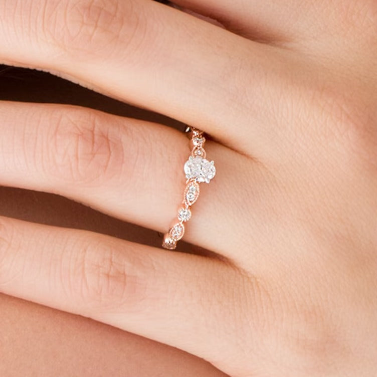 Solitär-Verlobungsring mit seitlichem Besatz im Vintage-Stil, 0,5 ct. Gesamtgewicht, ovaler Diamant mit Marquise und runden Diamanten, in 10K Roségold