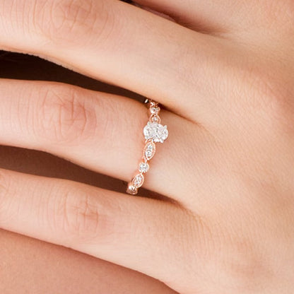 Solitär-Verlobungsring mit seitlichem Besatz im Vintage-Stil, 0,5 ct. Gesamtgewicht, ovaler Diamant mit Marquise und runden Diamanten, in 10K Roségold
