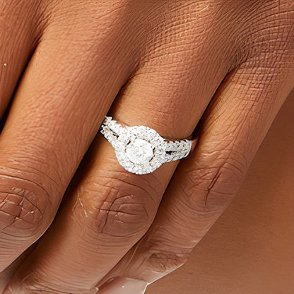 1.0 CT. TW Verlobungsring mit Diamant-Halo, doppelreihig und geteilter Schiene in 14K Weißgold (I/I2)