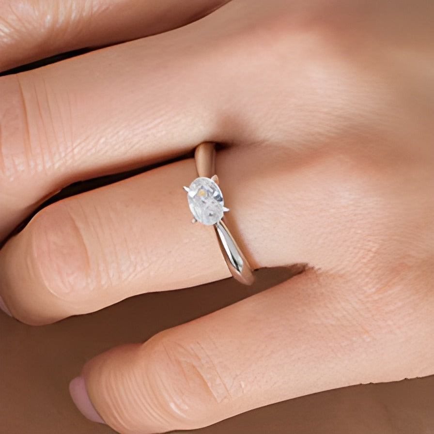 0.88 ct. Gesamtgewicht Verlobungsring Solitär mit ovalem Diamant in 14K Weißgold