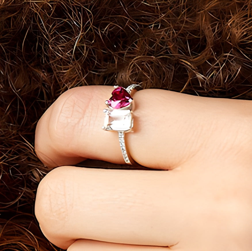 Ring mit herzförmigem Labor-Rubin, weißem Labor-Saphir im Smaragdschliff und 0,07 ct. Gesamtgewicht Diamanten in 10K Weißgold