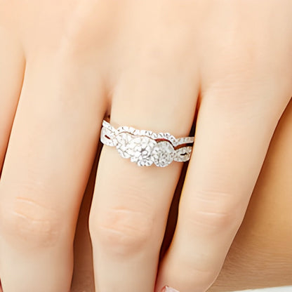 Diamant-Brautset Dreistein Halo 0,88 ct. Gesamtgewicht in 10K Weißgold